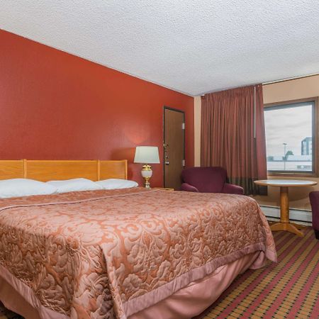 Super 8 By Wyndham Brooklyn Center/Mpls Hotel Екстериор снимка