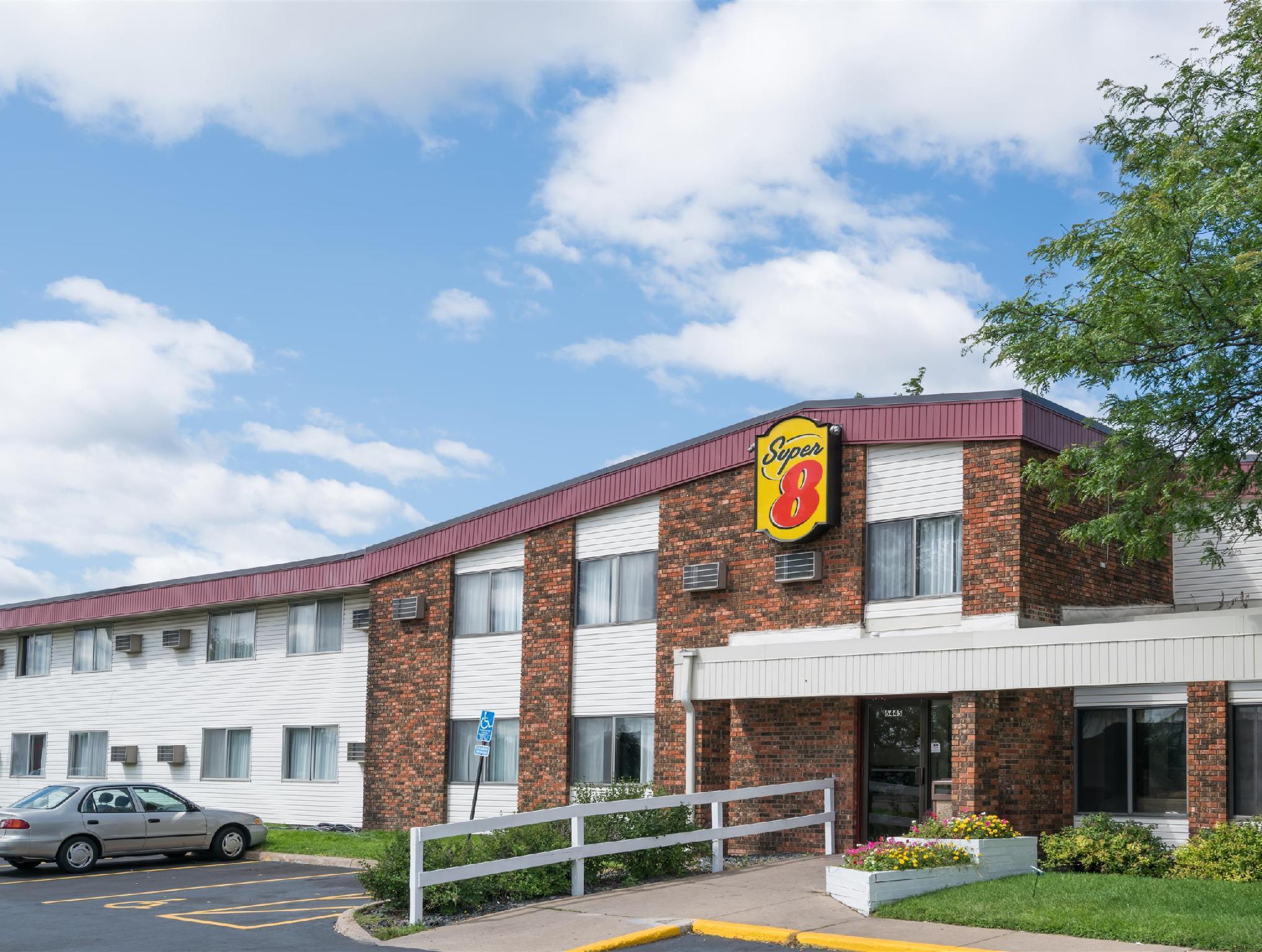 Super 8 By Wyndham Brooklyn Center/Mpls Hotel Екстериор снимка