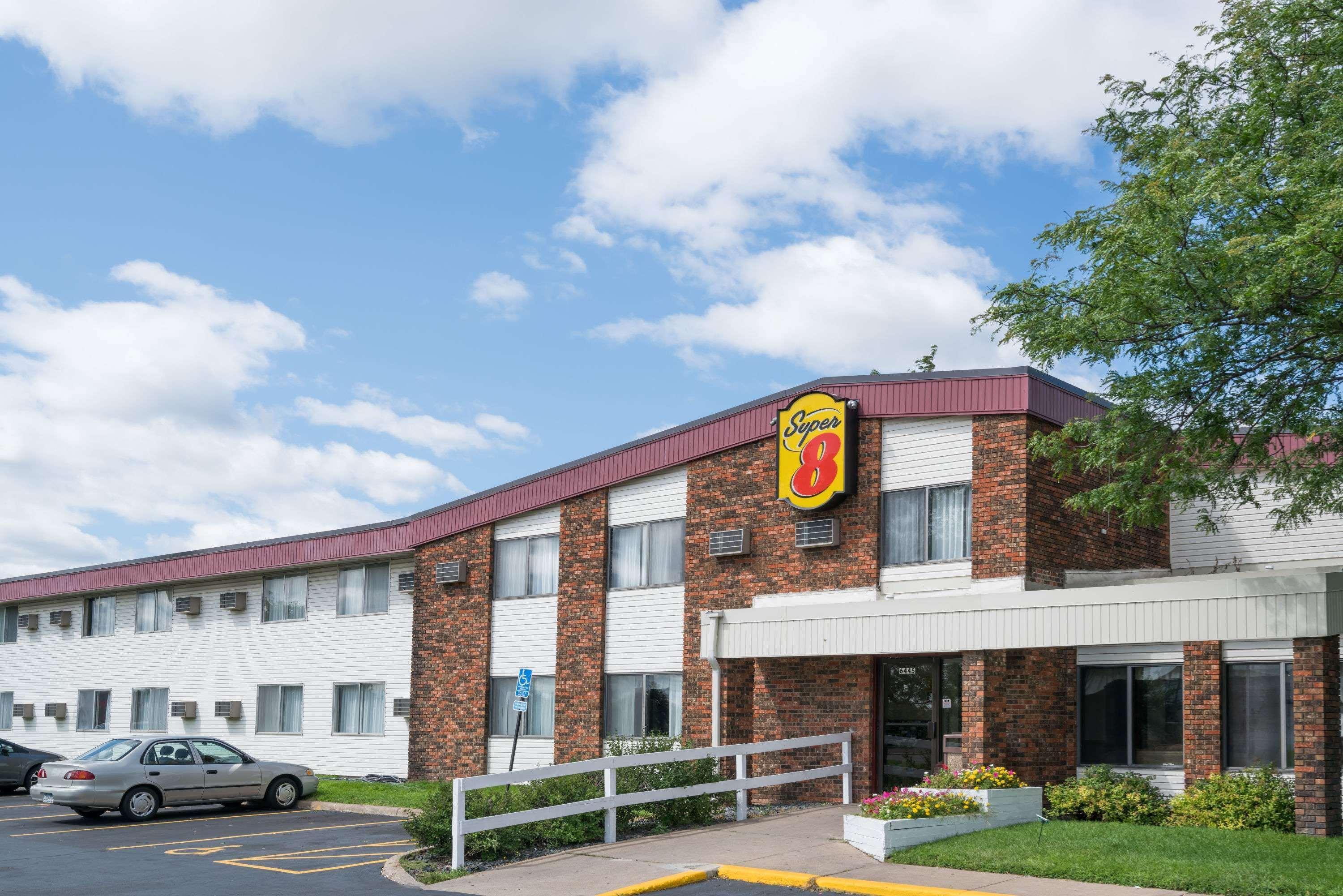 Super 8 By Wyndham Brooklyn Center/Mpls Hotel Екстериор снимка