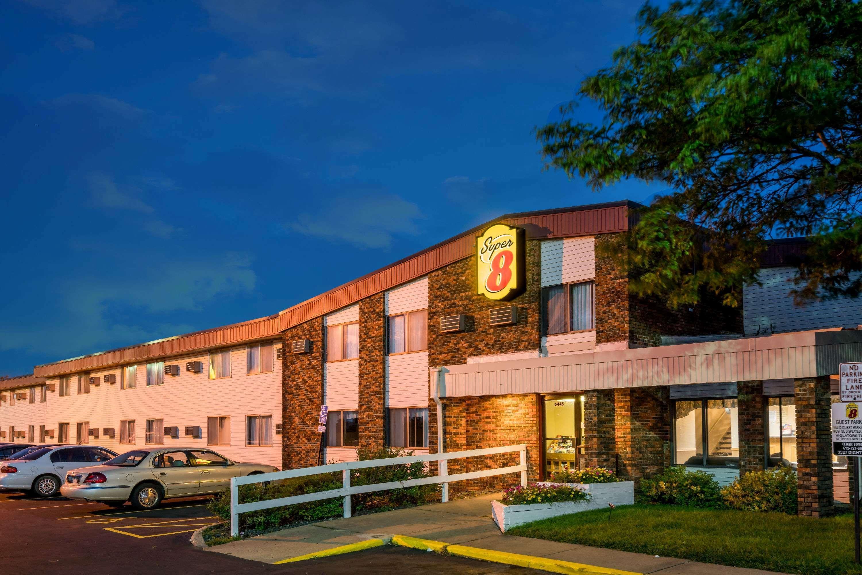 Super 8 By Wyndham Brooklyn Center/Mpls Hotel Екстериор снимка