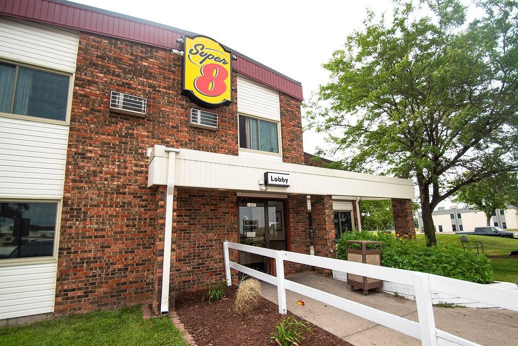 Super 8 By Wyndham Brooklyn Center/Mpls Hotel Екстериор снимка