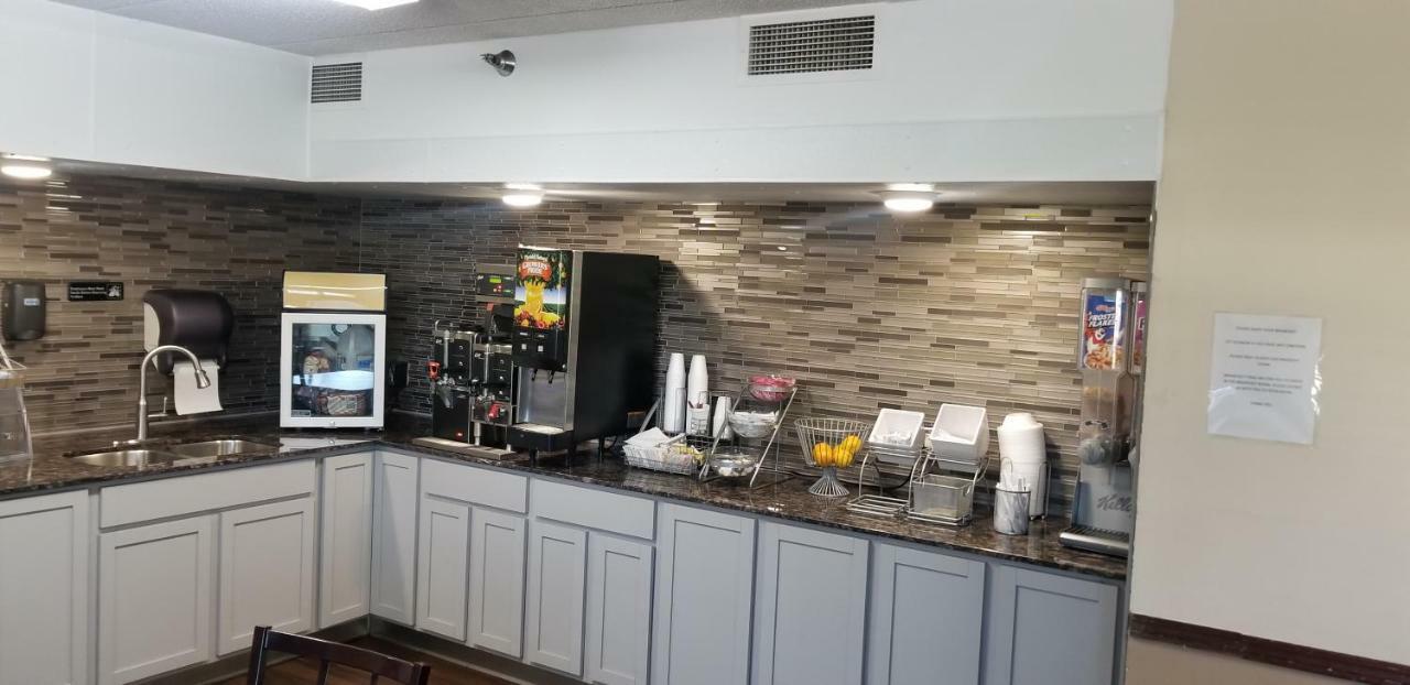 Super 8 By Wyndham Brooklyn Center/Mpls Hotel Екстериор снимка