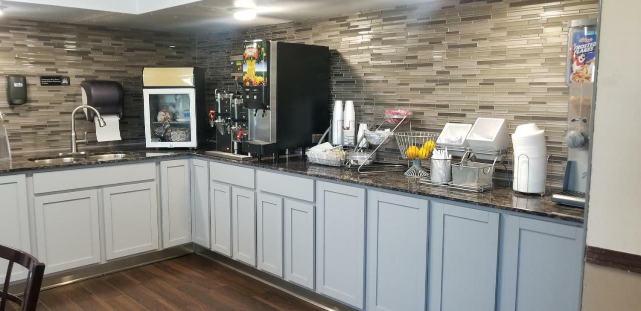 Super 8 By Wyndham Brooklyn Center/Mpls Hotel Екстериор снимка